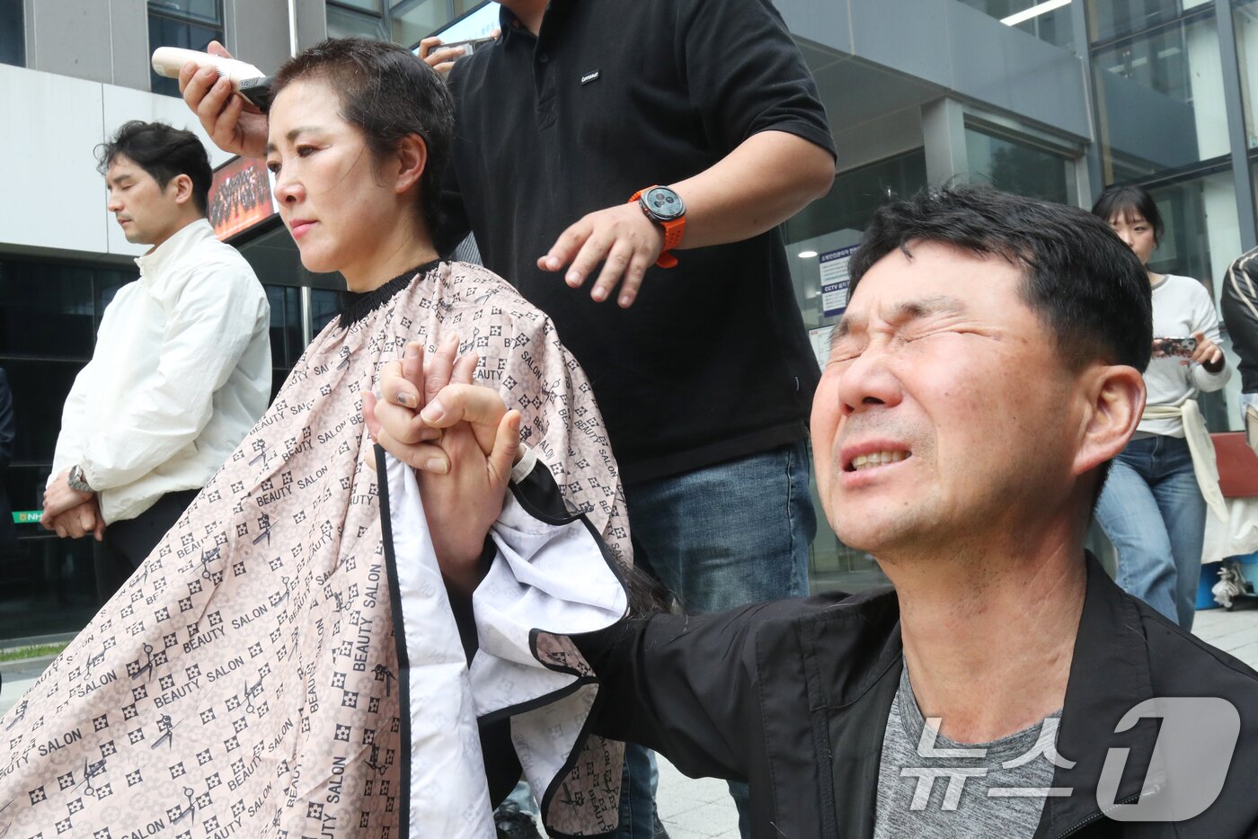 본문 이미지 - 23일 오후 제주대학교 산학협력관 앞에서 미래융합대학 정상화와 성인학습자의 평생학습권 보장을 촉구하는 대학 소속 교수들의 삭발식이 열리고 있다. ⓒ News1 오현지 기자