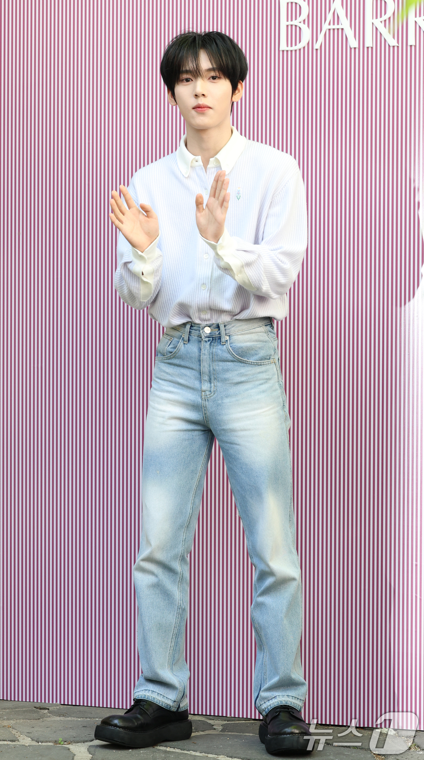 (서울=뉴스1) 권현진 기자 = 제로베이스원 한유진이 23일 오후 서울 강남구 꽁티드툴레아에서 열린 프리미엄 캐시미어 브랜드 ‘배리(BARRIE)’ 옥스포드 이벤트 포토콜 행사에 …