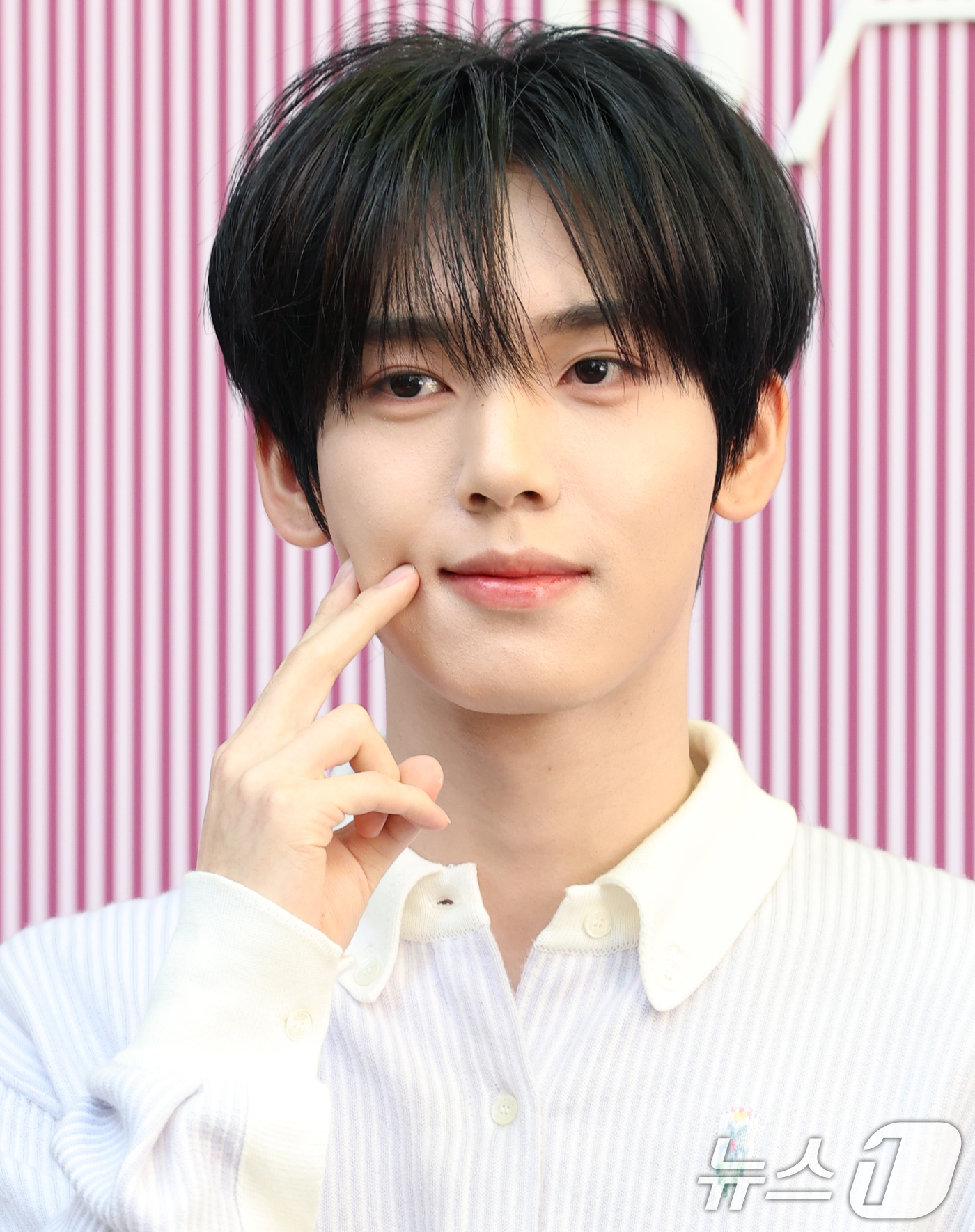 (서울=뉴스1) 권현진 기자 = 제로베이스원 한유진이 23일 오후 서울 강남구 꽁티드툴레아에서 열린 프리미엄 캐시미어 브랜드 ‘배리(BARRIE)’ 옥스포드 이벤트 포토콜 행사에 …