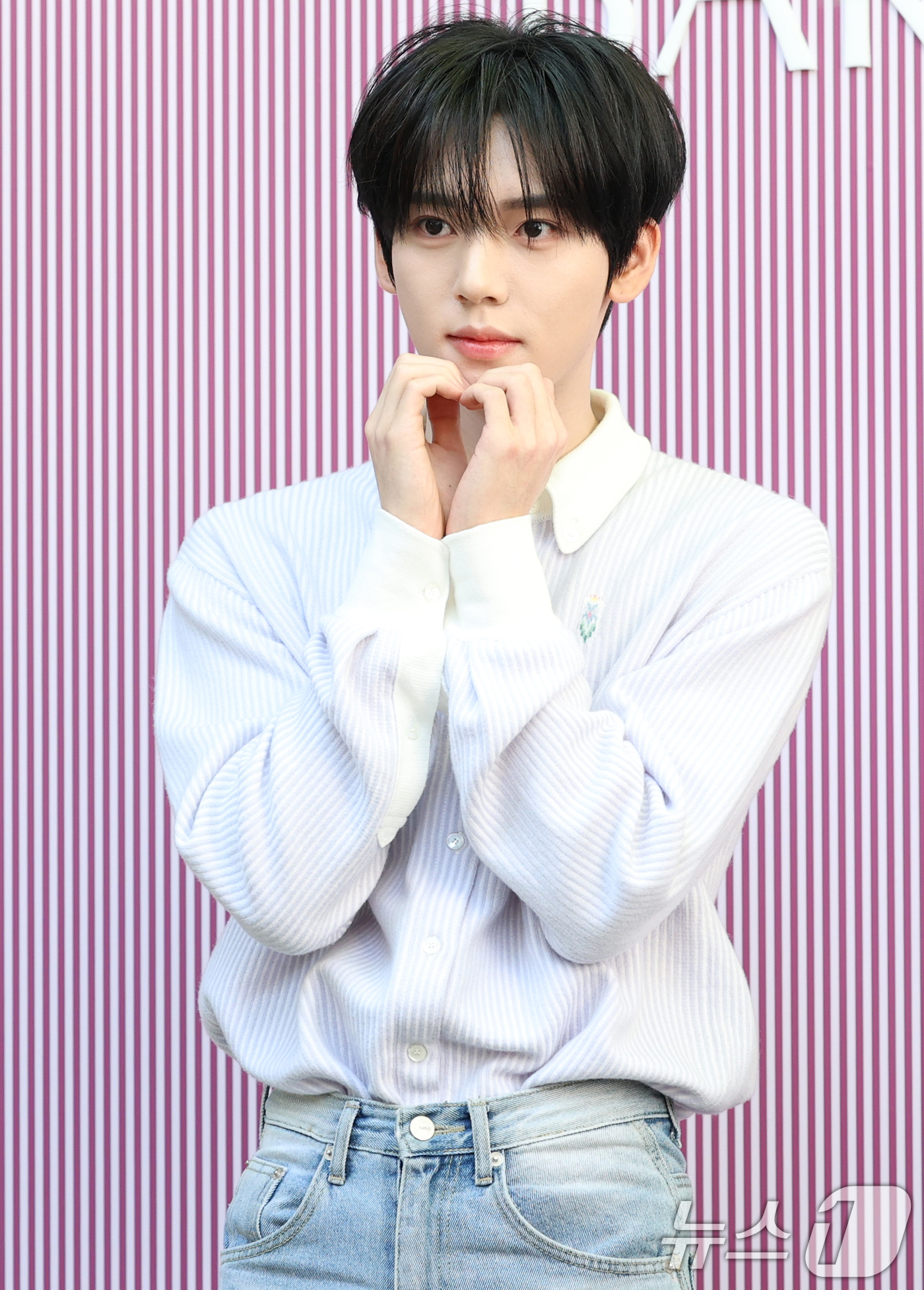 (서울=뉴스1) 권현진 기자 = 제로베이스원 한유진이 23일 오후 서울 강남구 꽁티드툴레아에서 열린 프리미엄 캐시미어 브랜드 ‘배리(BARRIE)’ 옥스포드 이벤트 포토콜 행사에 …