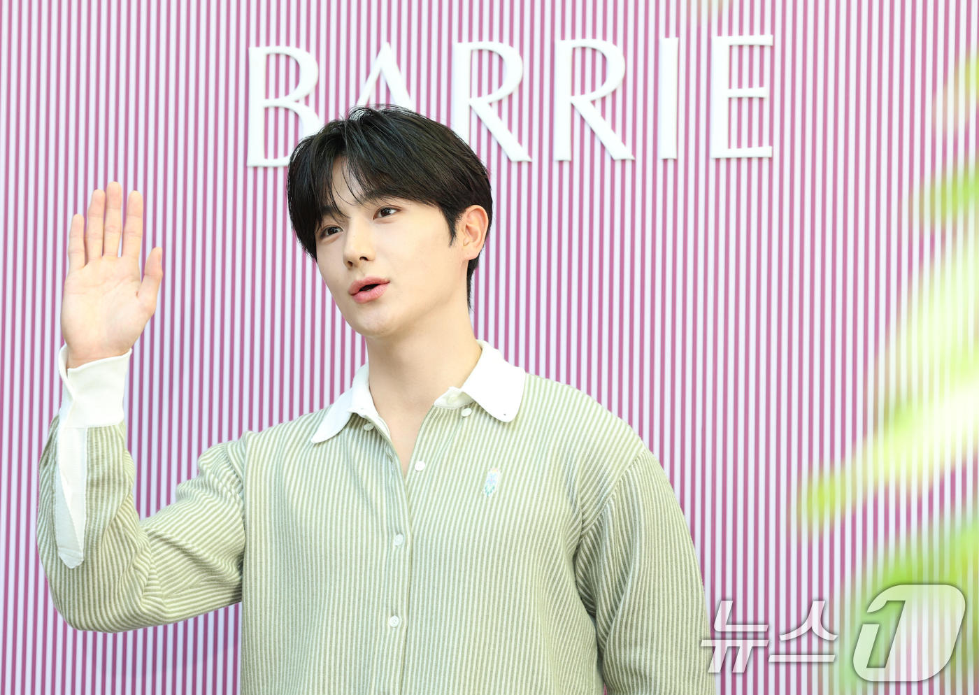 (서울=뉴스1) 권현진 기자 = 더보이즈 현재가 23일 오후 서울 강남구 꽁티드툴레아에서 열린 프리미엄 캐시미어 브랜드 ‘배리(BARRIE)’ 옥스포드 이벤트 포토콜 행사에 참석해 …