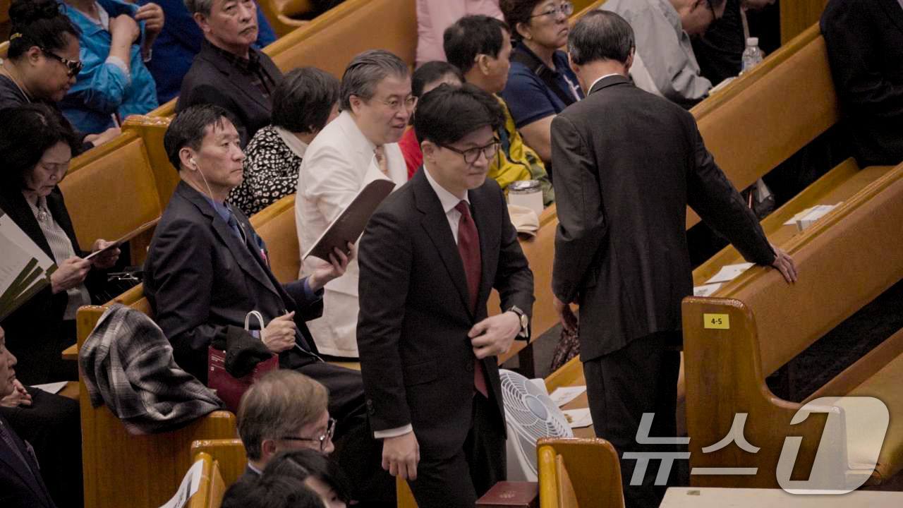 (서울=뉴스1) = 한동훈 국민의힘 대선 경선 후보가 23일 서울 여의도 순복음교회에서 열린 '한국기독교 140주년 기념예배'에 참석하고 있다. (한동훈 캠프 제공, 재판매 및 D …