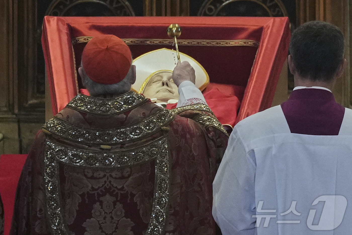 (바티칸 AFP=뉴스1) 최종일 선임기자 = 23일(현지시간) 바티칸 성베드로 대성당에서 교황 궁무처장인 케빈 조셉 패럴 추기경이 관에 안치돼 있는 프란치스코 교황의 시신을 축복하 …