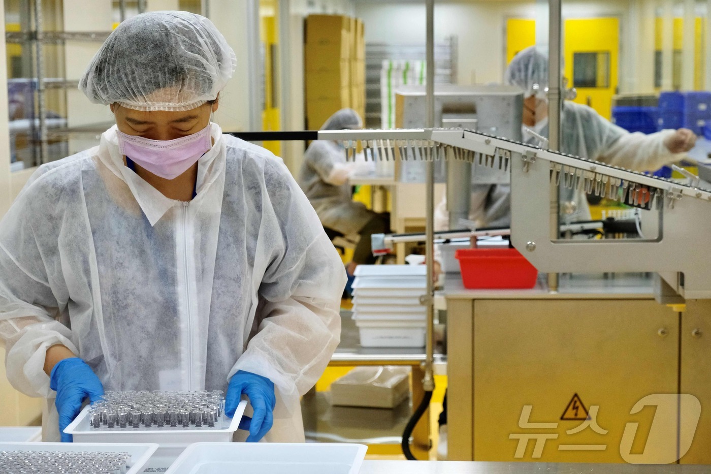 (신주 AFP=뉴스1) 강민경 기자 = 대만 신주의 한 백신 제조기업 연구원들이 샘플을 살펴보고 잇다. 2021.6.17ⓒ AFP=뉴스1