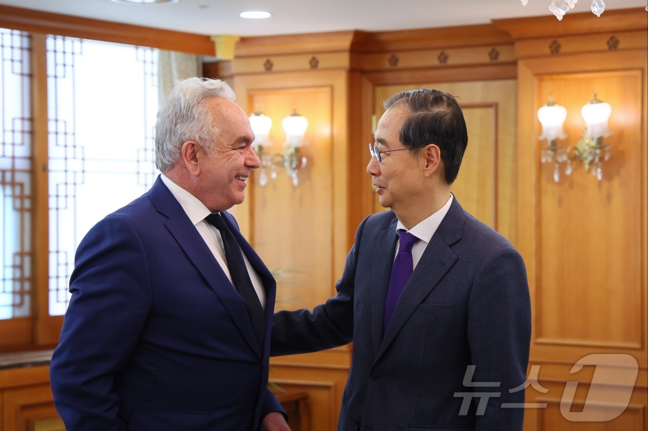 (서울=뉴스1) 임세영 기자 = 한덕수 대통령 권한대행 국무총리가 23일 오후 서울 종로구 정부서울청사에서 커트 캠벨(Kurt Campbell) 아시아 그룹 이사장 등 학계 전직 …