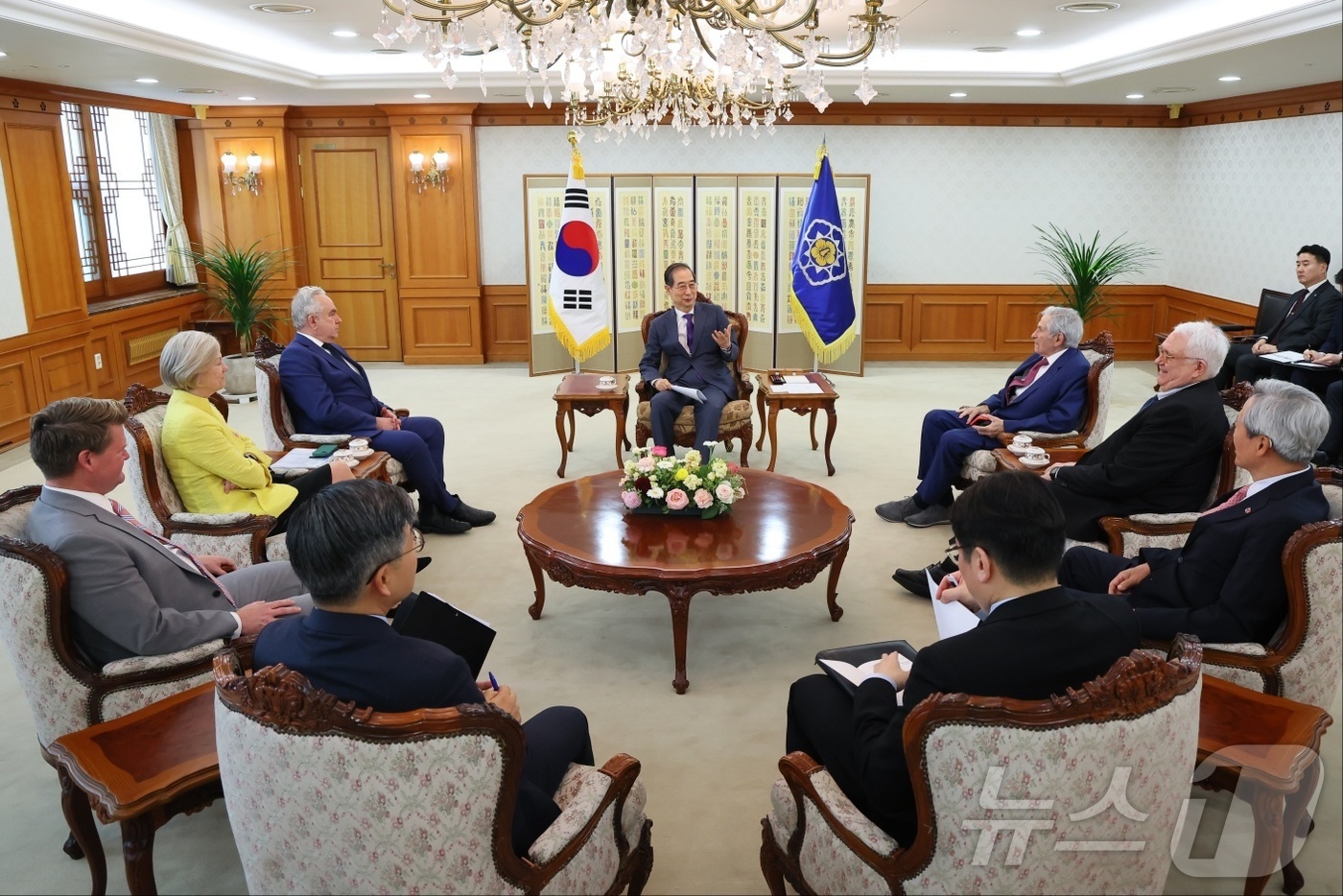 (서울=뉴스1) 임세영 기자 = 한덕수 대통령 권한대행 국무총리가 23일 오후 서울 종로구 정부서울청사에서 커트 캠벨(Kurt Campbell) 아시아 그룹 이사장 등 학계 전직 …