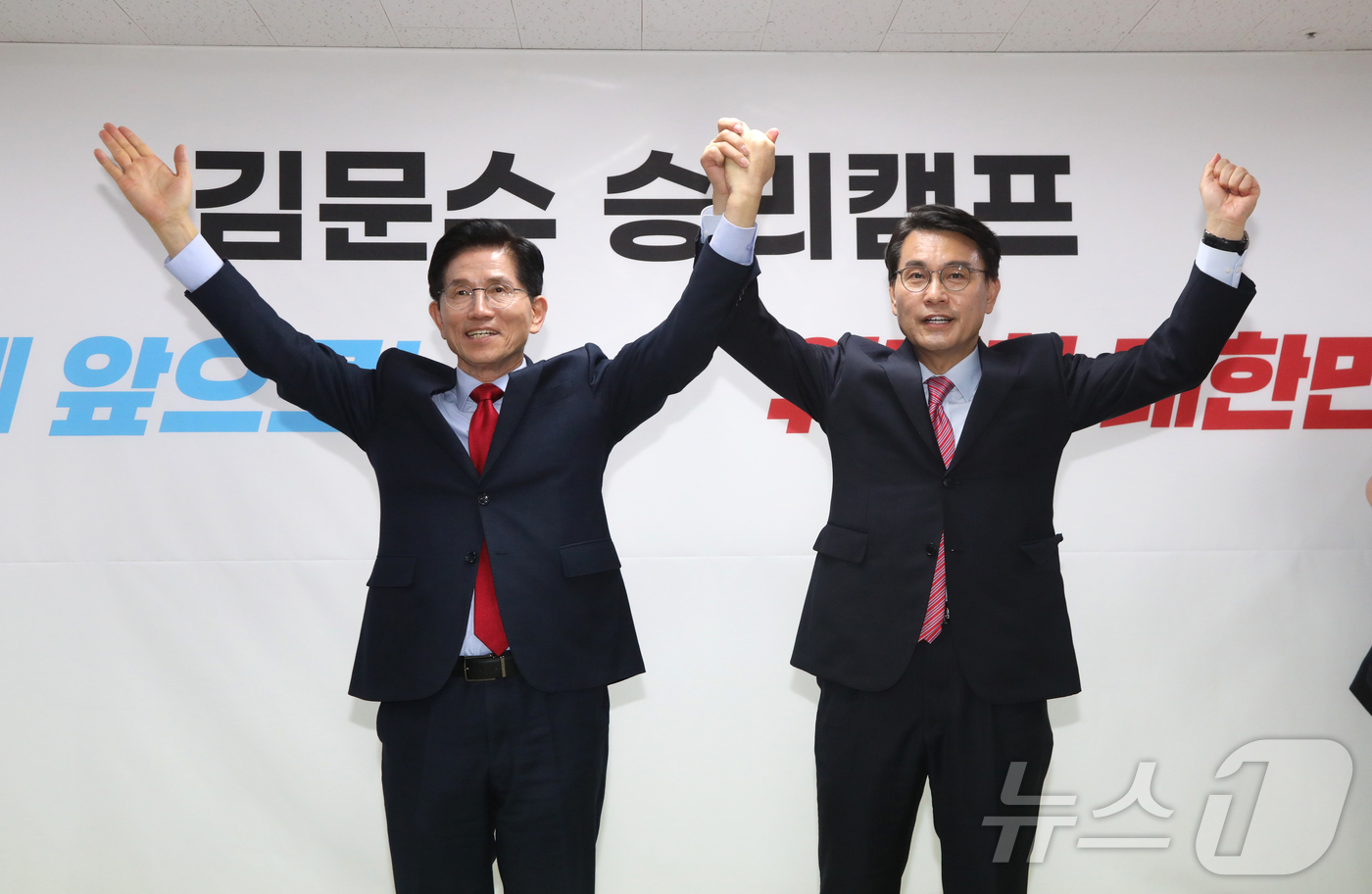 (서울=뉴스1) = 윤상현 국민의힘 의원이 23일 서울 여의도 김문수 대선 경선 후보 캠프에서 김 후보와 기념 촬영하고 있다. 윤 의원은 캠프 선거대책위원장을 맡기로 했다. (김문 …