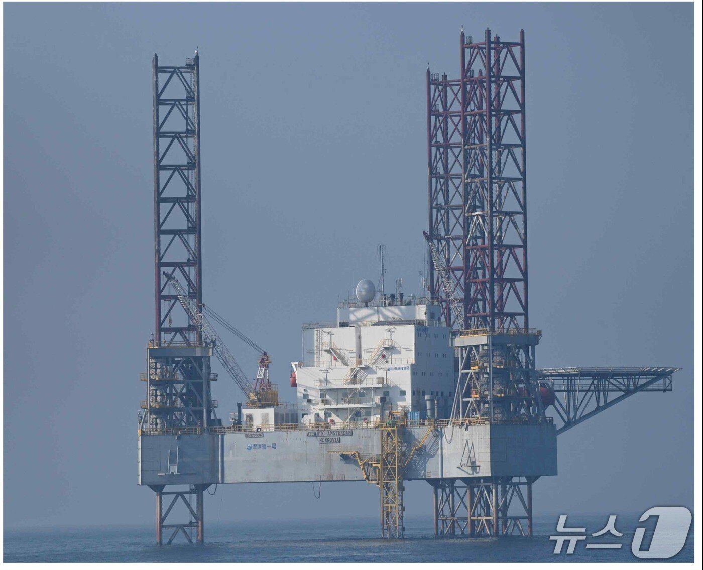 본문 이미지 - 중국이 지난 2022년 서해의 한중 잠정조치수역&#40;PMZ&#41;에 설치한 대형 구조물로 중국은 이를 &#39;심해 양식 관리 보조 시설&#39;이라고 주장하고 있다.&#40;엄태영 국민의힘 의원실 제공&#41;