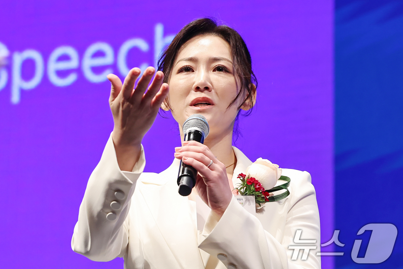 (서울=뉴스1) 민경석 기자 = 이수경 대한빙상경기연맹 회장이 23일 서울 중구 웨스틴조선 호텔에서 열린 '제34대 대한빙상경기연맹 회장 취임식'에서 취임사를 하고 있다.지난 2월 …