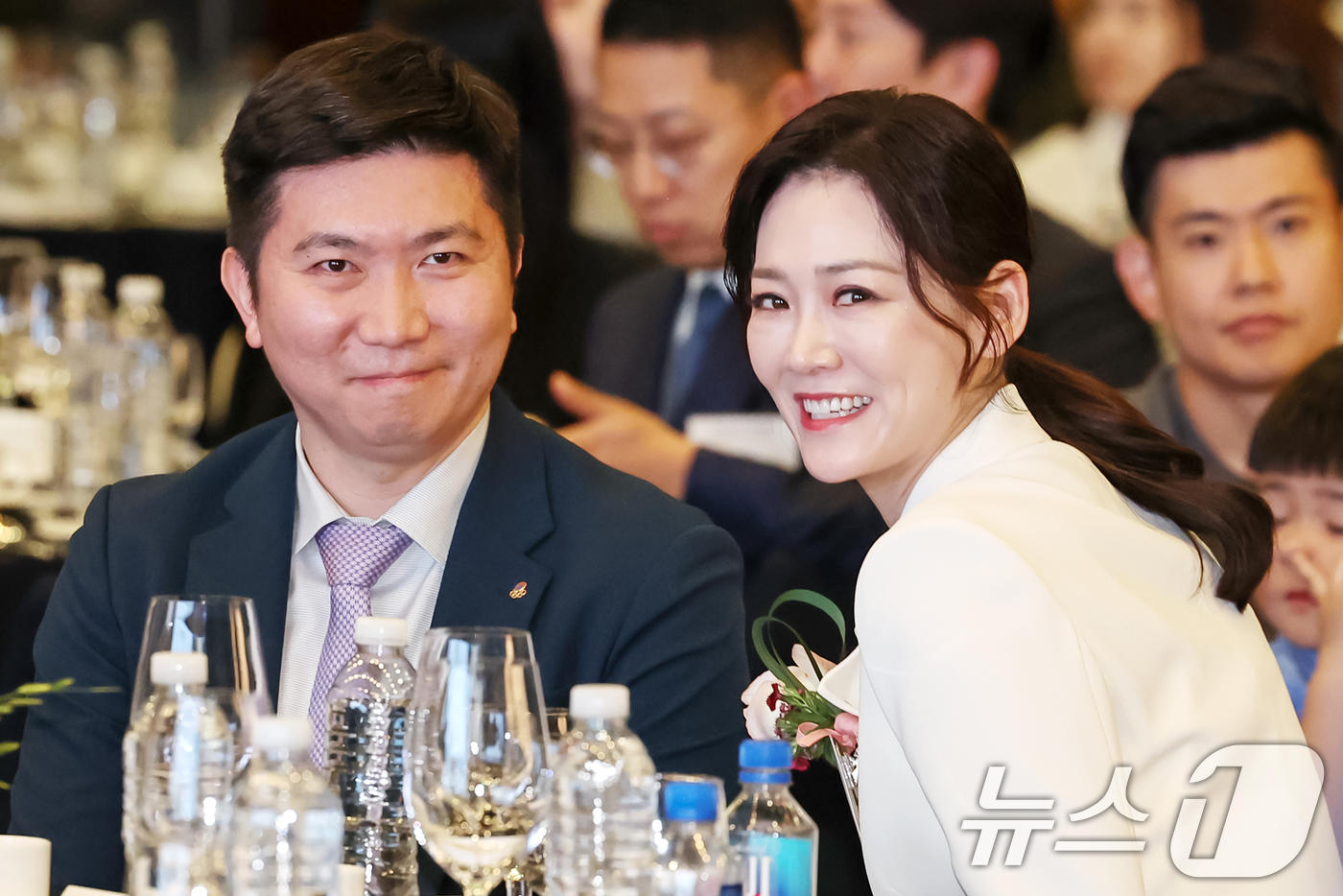 (서울=뉴스1) 민경석 기자 = 이수경 대한빙상경기연맹 회장(오른쪽)과 유승민 대한체육회 회장이 23일 서울 중구 웨스틴조선 호텔에서 열린 '제34대 대한빙상경기연맹 회장 취임식' …