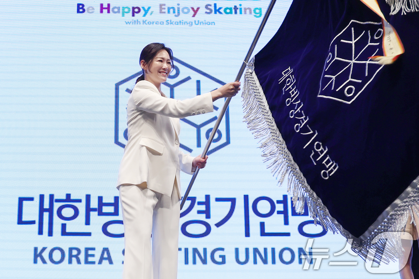 (서울=뉴스1) 민경석 기자 = 이수경 대한빙상경기연맹 회장이 23일 서울 중구 웨스틴조선 호텔에서 열린 '제34대 대한빙상경기연맹 회장 취임식'에서 연맹 깃발을 힘차게 흔들고 있 …