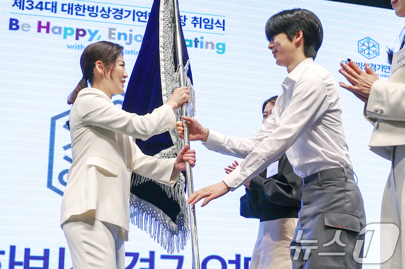 (서울=뉴스1) 민경석 기자 = 이수경 대한빙상경기연맹 회장이 23일 서울 중구 웨스틴조선 호텔에서 열린 '제34대 대한빙상경기연맹 회장 취임식'에서 남자 피겨 국가대표 차준환으로 …