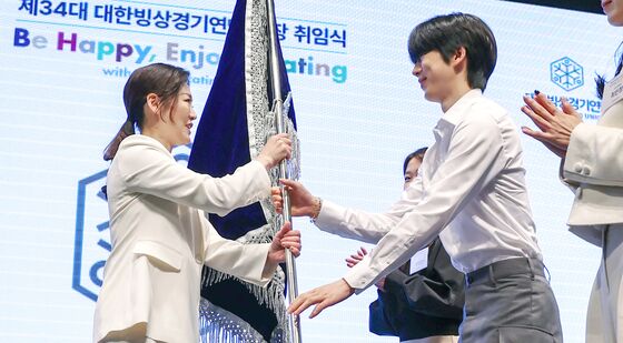 차준환으로부터 깃발 전달 받는 이수경 대한빙상경기연맹 회장