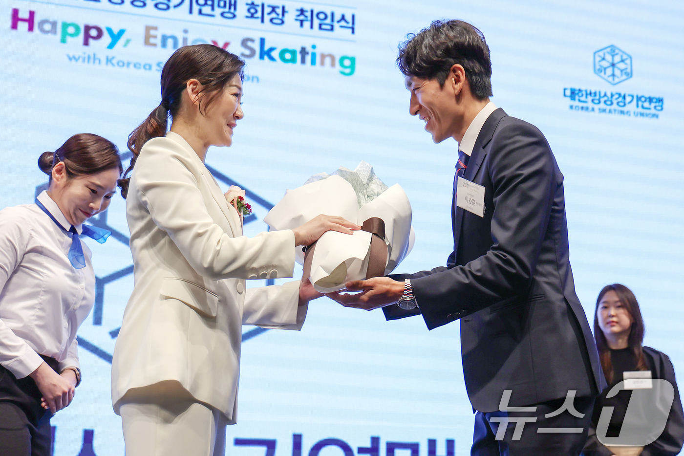(서울=뉴스1) 민경석 기자 = 이수경 대한빙상경기연맹 회장이 23일 서울 중구 웨스틴조선 호텔에서 열린 '제34대 대한빙상경기연맹 회장 취임식'에서 남자 쇼트트랙 국가대표 이승훈 …