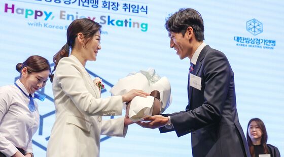 이승훈에게 꽃다발 받는 이수경 대한빙상경기연맹 회장