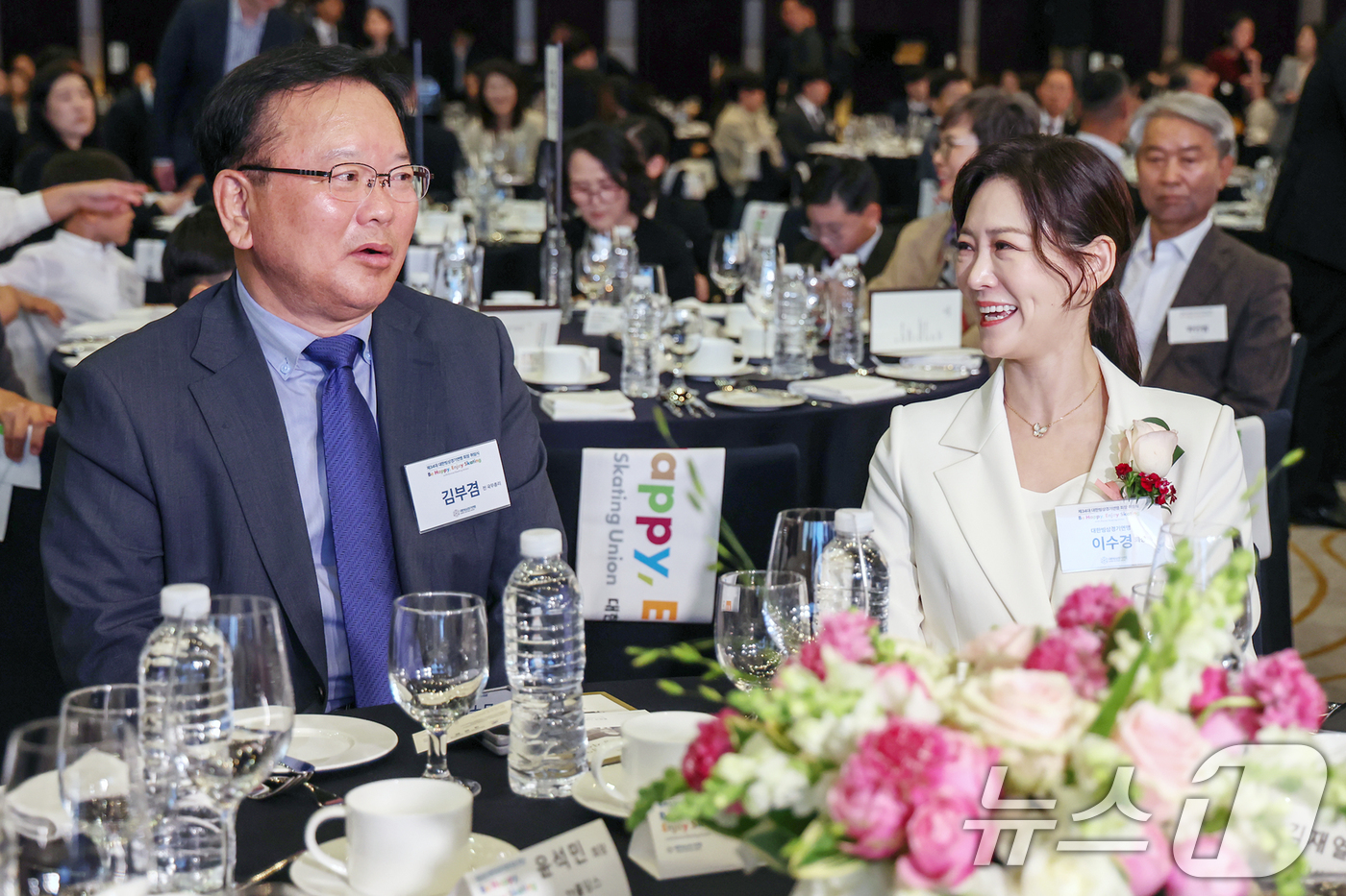 (서울=뉴스1) 민경석 기자 = 이수경 대한빙상경기연맹 회장(오른쪽)과 김부겸 전 총리가 23일 서울 중구 웨스틴조선 호텔에서 열린 '제34대 대한빙상경기연맹 회장 취임식'에서 대 …