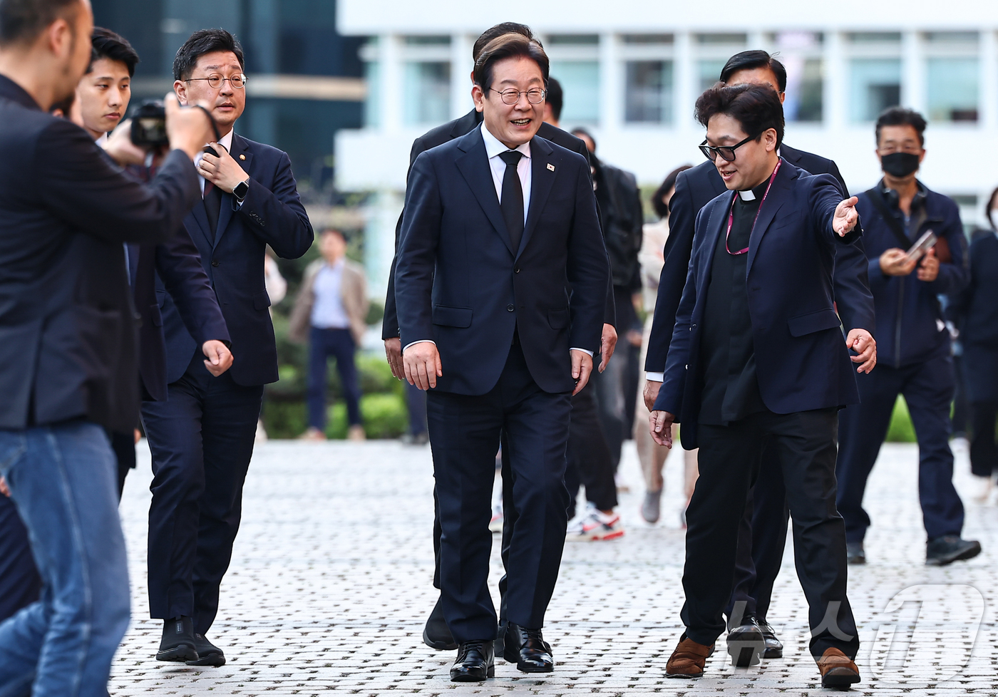 (서울=뉴스1) 김도우 기자 = 이재명 더불어민주당 대선 경선 후보가 23일 서울 명동대성당 지하성당에 마련된 프란치스코 교황 분향소를 찾고 있다. 2025.4.23/뉴스1