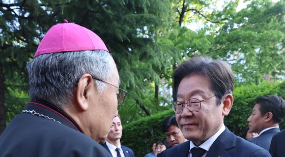 구요비 총대리와 인사나누는 이재명