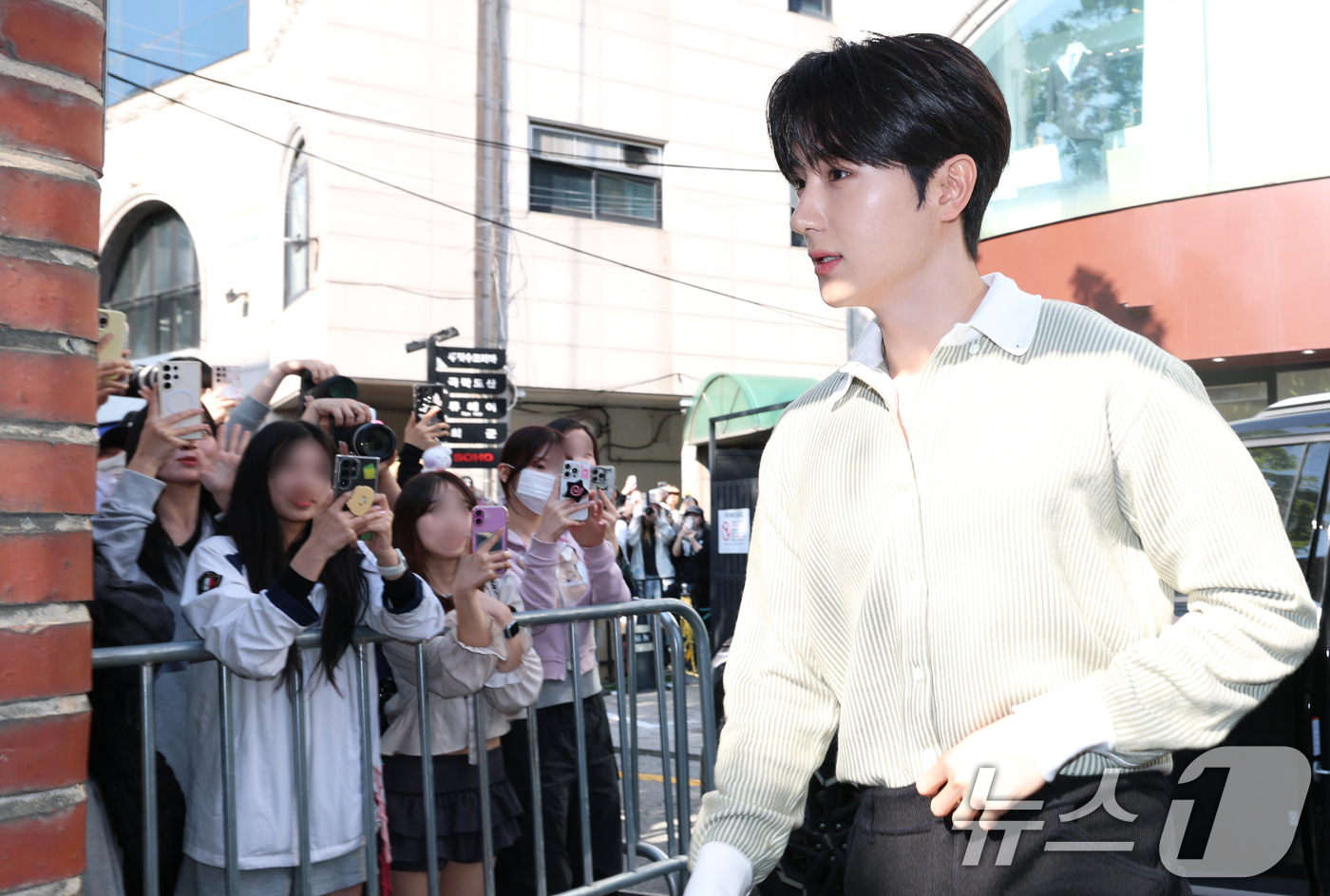 (서울=뉴스1) 권현진 기자 = 더보이즈 현재가 23일 오후 서울 강남구 꽁티드툴레아에서 열린 프리미엄 캐시미어 브랜드 ‘배리(BARRIE)’ 옥스포드 이벤트 포토콜 행사에 참석하 …