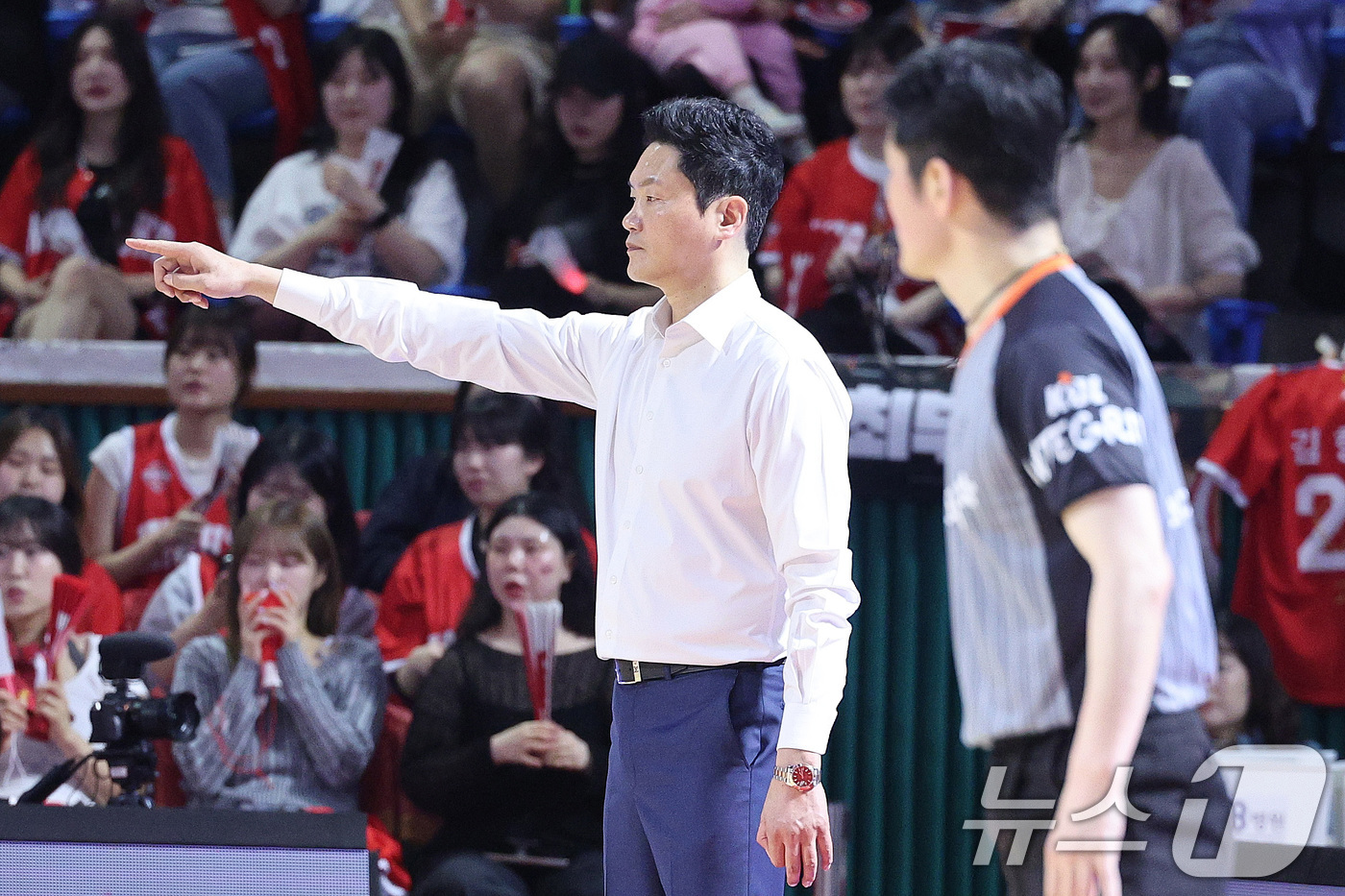 (서울=뉴스1) 신웅수 기자 = 23일 오후 서울 송파구 잠실학생체육관에서 열린 2024-2025 프로농구 4강 플레이오프 1차전 서울 SK 나이츠와 수원 KT 소닉붐의 경기에서 …