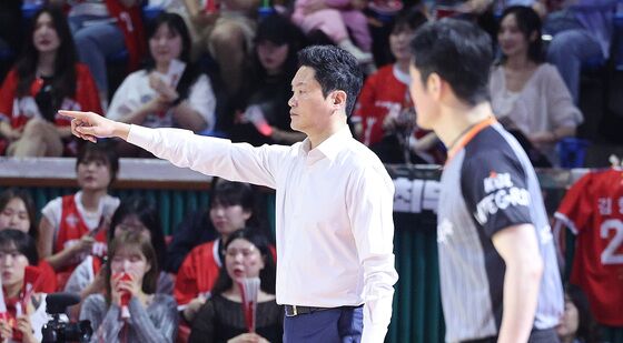 작전 지시하는 전희철 감독