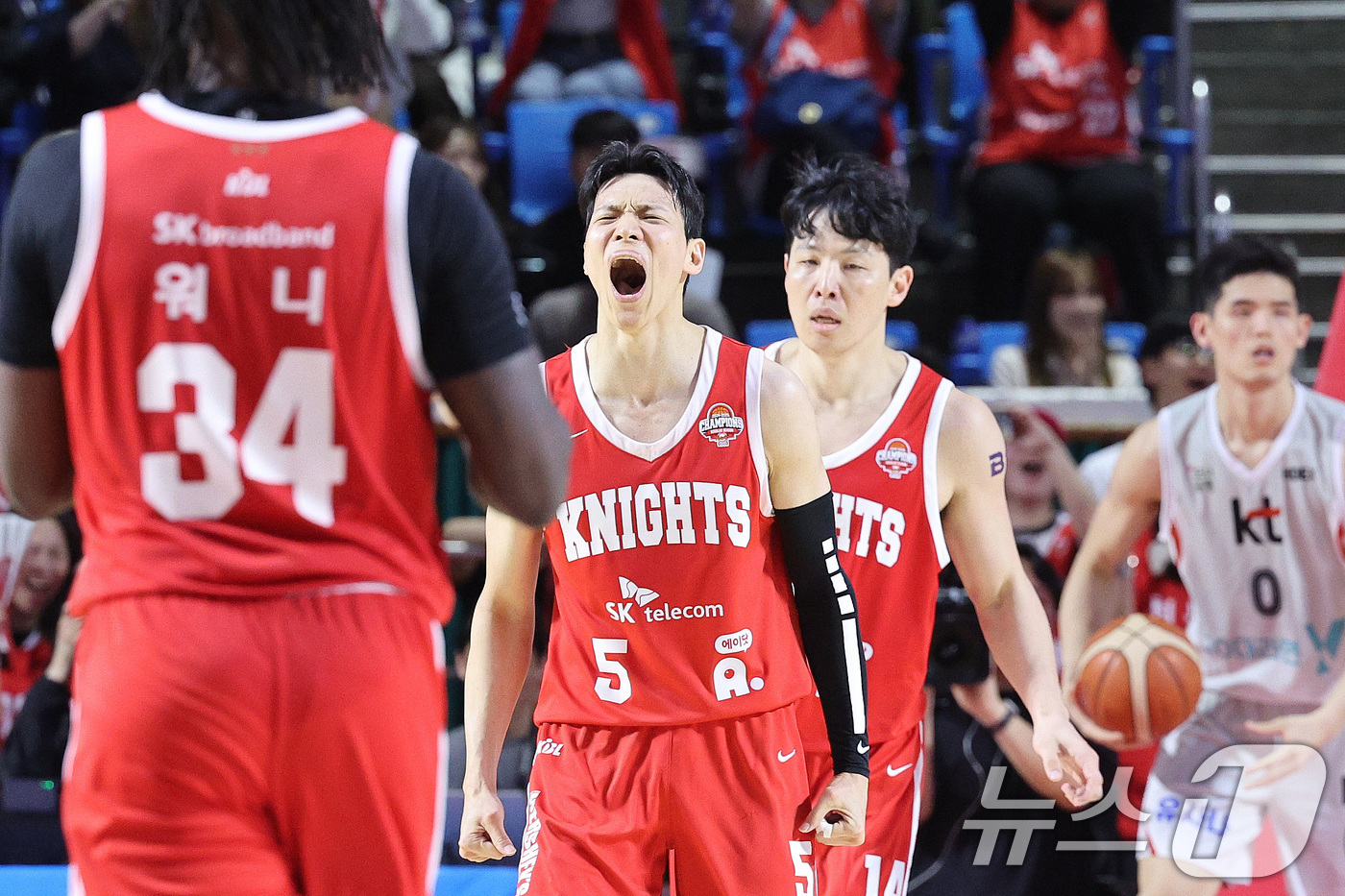 (서울=뉴스1) 신웅수 기자 = 23일 오후 서울 송파구 잠실학생체육관에서 열린 2024-2025 프로농구 4강 플레이오프 1차전 서울 SK 나이츠와 수원 KT 소닉붐의 경기에서 …