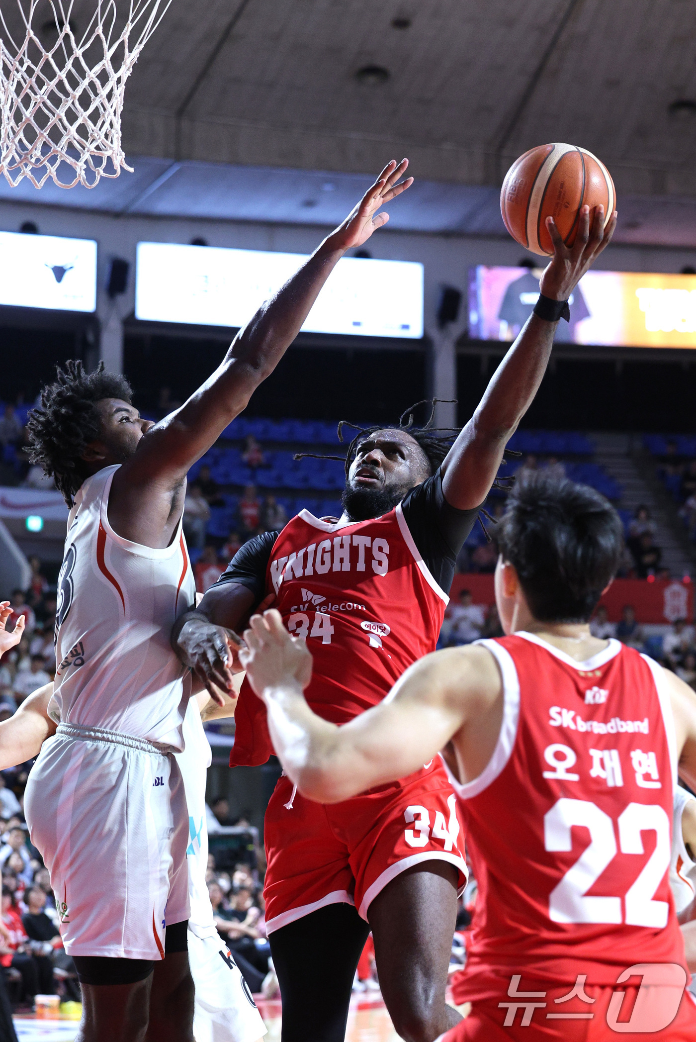 (서울=뉴스1) 신웅수 기자 = 23일 오후 서울 송파구 잠실학생체육관에서 열린 2024-2025 프로농구 4강 플레이오프 1차전 서울 SK 나이츠와 수원 KT 소닉붐의 경기에서 …