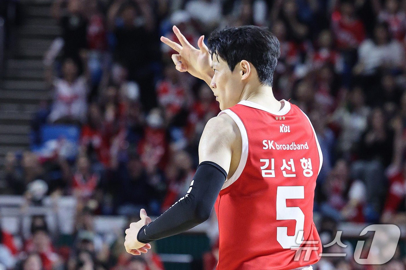 (서울=뉴스1) 신웅수 기자 = 23일 오후 서울 송파구 잠실학생체육관에서 열린 2024-2025 프로농구 4강 플레이오프 1차전 서울 SK 나이츠와 수원 KT 소닉붐의 경기에서 …