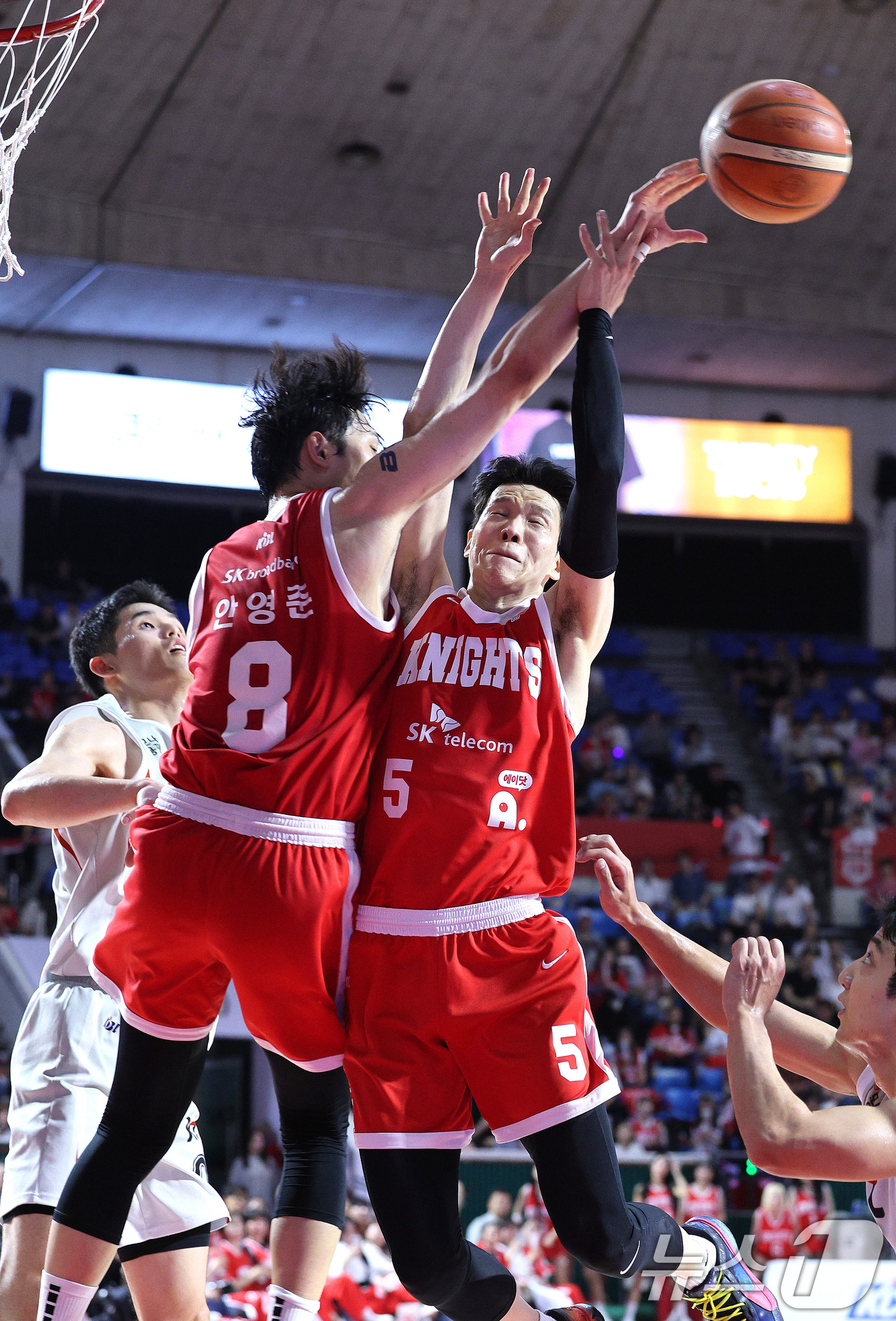 (서울=뉴스1) 신웅수 기자 = 23일 오후 서울 송파구 잠실학생체육관에서 열린 2024-2025 프로농구 4강 플레이오프 1차전 서울 SK 나이츠와 수원 KT 소닉붐의 경기에서 …