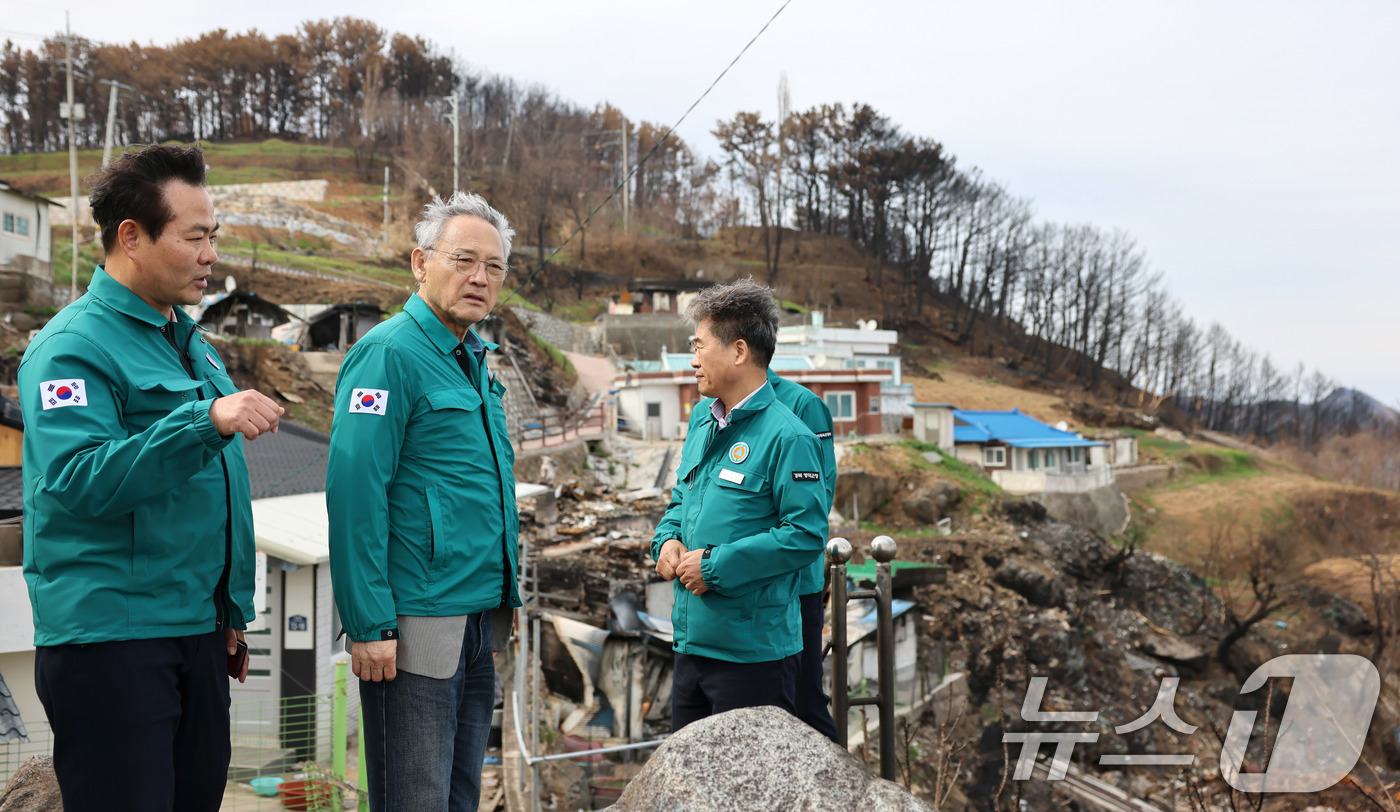 (서울=뉴스1) = 유인촌 문화체육관광부 장관이 23일 산불 피해 지역인 경북 영덕 따개비 마을 찾아 현장을 살펴보고 관계자와 대책을 논의하고 있다. (문화체육관광부 제공. 재판매 …