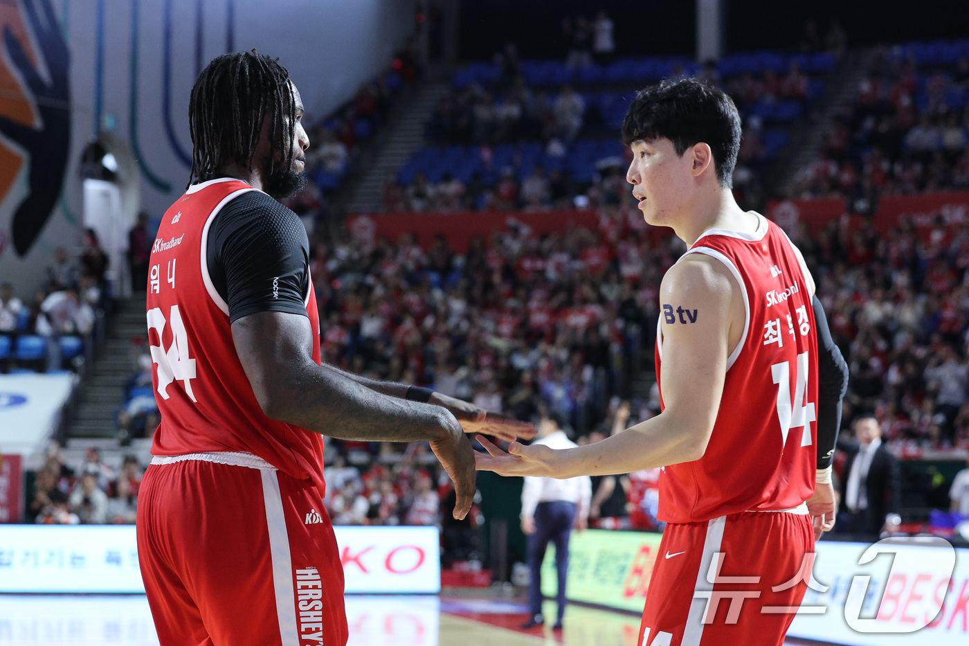 (서울=뉴스1) 신웅수 기자 = 23일 오후 서울 송파구 잠실학생체육관에서 열린 2024-2025 프로농구 4강 플레이오프 1차전 서울 SK 나이츠와 수원 KT 소닉붐의 경기에서 …