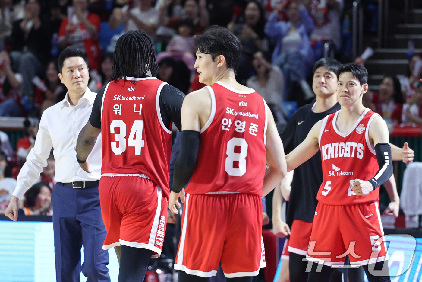 (서울=뉴스1) 신웅수 기자 = 23일 오후 서울 송파구 잠실학생체육관에서 열린 2024-2025 프로농구 4강 플레이오프 1차전 서울 SK 나이츠와 수원 KT 소닉붐의 경기에서 …