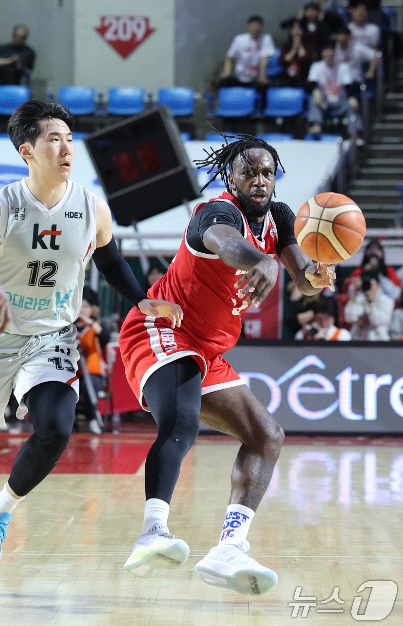 (서울=뉴스1) 신웅수 기자 = 23일 오후 서울 송파구 잠실학생체육관에서 열린 2024-2025 프로농구 4강 플레이오프 1차전 서울 SK 나이츠와 수원 KT 소닉붐의 경기에서 …