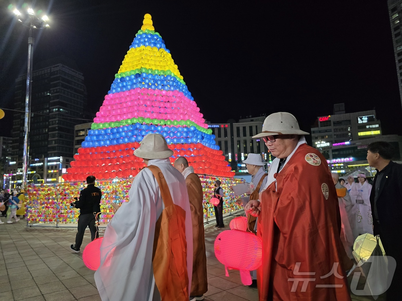 (고양=뉴스1) 황덕현 기후환경전문기자 = 23일 오후 경기 고양 화정역 인근에서 열린 석가탄신일 기념 문화연등축제에서 중과 불자들이 행사 행렬을 뒤따르고 있다. 2025.4.23 …