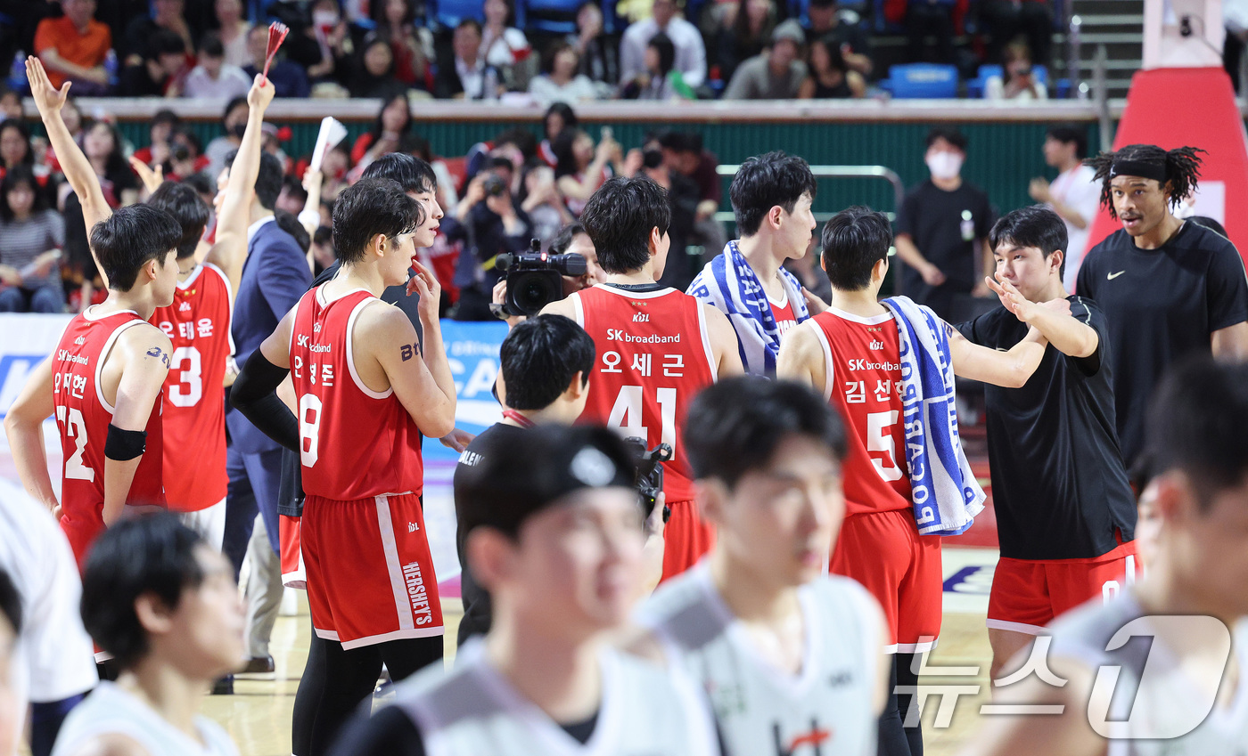 (서울=뉴스1) 신웅수 기자 = 23일 오후 서울 송파구 잠실학생체육관에서 열린 2024-2025 프로농구 4강 플레이오프 1차전 서울 SK 나이츠와 수원 KT 소닉붐의 경기에서 …