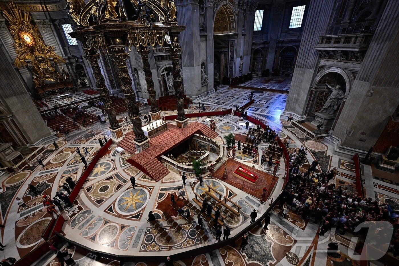 본문 이미지 - 23일&#40;현지시간&#41; 프란치스코 교황의 관이 안치된 바티칸 성 베드로 대성당에서 신자들이 조문을 하고 있다. 2025.4.23 ⓒ AFP=뉴스1