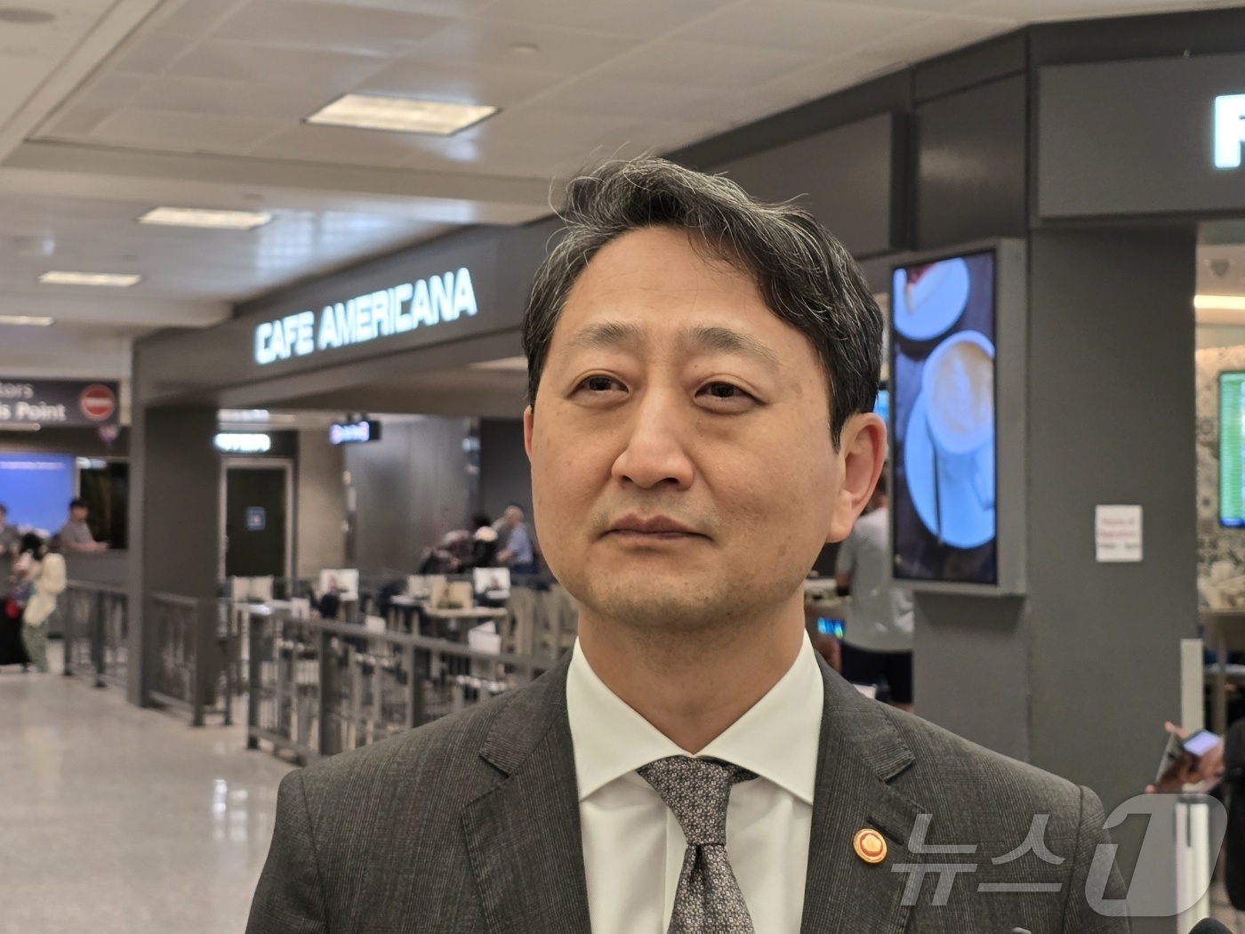 (워싱턴=뉴스1) 류정민 특파원 = 안덕근 산업통상자원부 장관이 23일(현지시간) 워싱턴DC 덜레스 국제공항을 통해 입국하며 취재진의 질문에 답하고 있다.