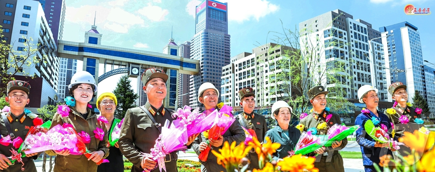 (평양 노동신문=뉴스1) = 북한 노동당 기관지 노동신문은 24일 김정은 노동당 총비서가 김일성 주석 생일(4월1 5일)을 맞아 진행된 화성지구 3단계 1만세대 살림집(주택) 준공 …