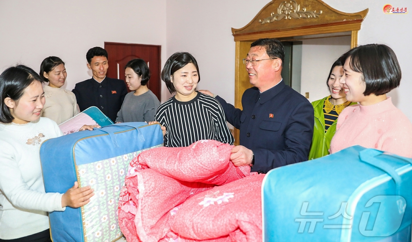 (평양 노동신문=뉴스1) = 북한 노동당 기관지 노동신문은 24일 차광수신의주사범대학 간부들과 교직원들이 기숙사생들을 '친부모의 심정'으로 돌봐주고 있다고 보도했다. [국내에서만 …