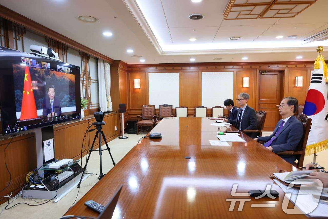 (서울=뉴스1) 임세영 기자 = 한덕수 대통령 권한대행 국무총리가 지난 23일 서울 종로구 정부서울청사에서 화상으로 개최된 UN 기후 정상회의에 참석해 시진핑 중국 국가주석의 발언 …