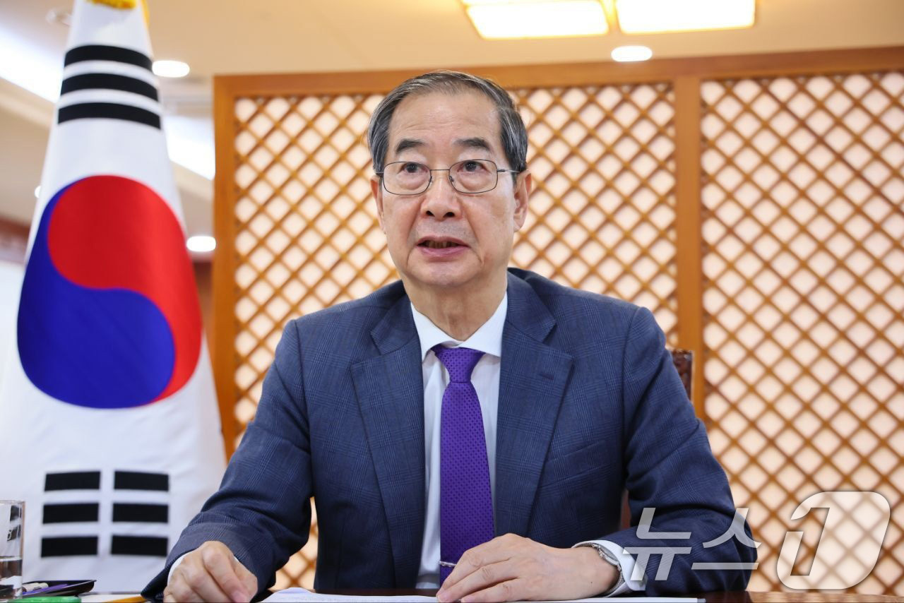 (서울=뉴스1) 임세영 기자 = 한덕수 대통령 권한대행 국무총리가 지난 23일 서울 종로구 정부서울청사에서 화상으로 개최된 UN 기후 정상회의에 참석하고 있다. (총리실 제공, 재 …