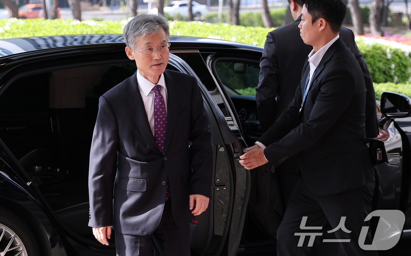 (서울=뉴스1) 김성진 기자 = 조희대 대법원장이 24일 오전 서울 서초구 대법원으로 출근하고 있다.대법원 전원합의체(전합)는 이날 이재명 더불어민주당 대선 경선 후보의 공직선거법 …