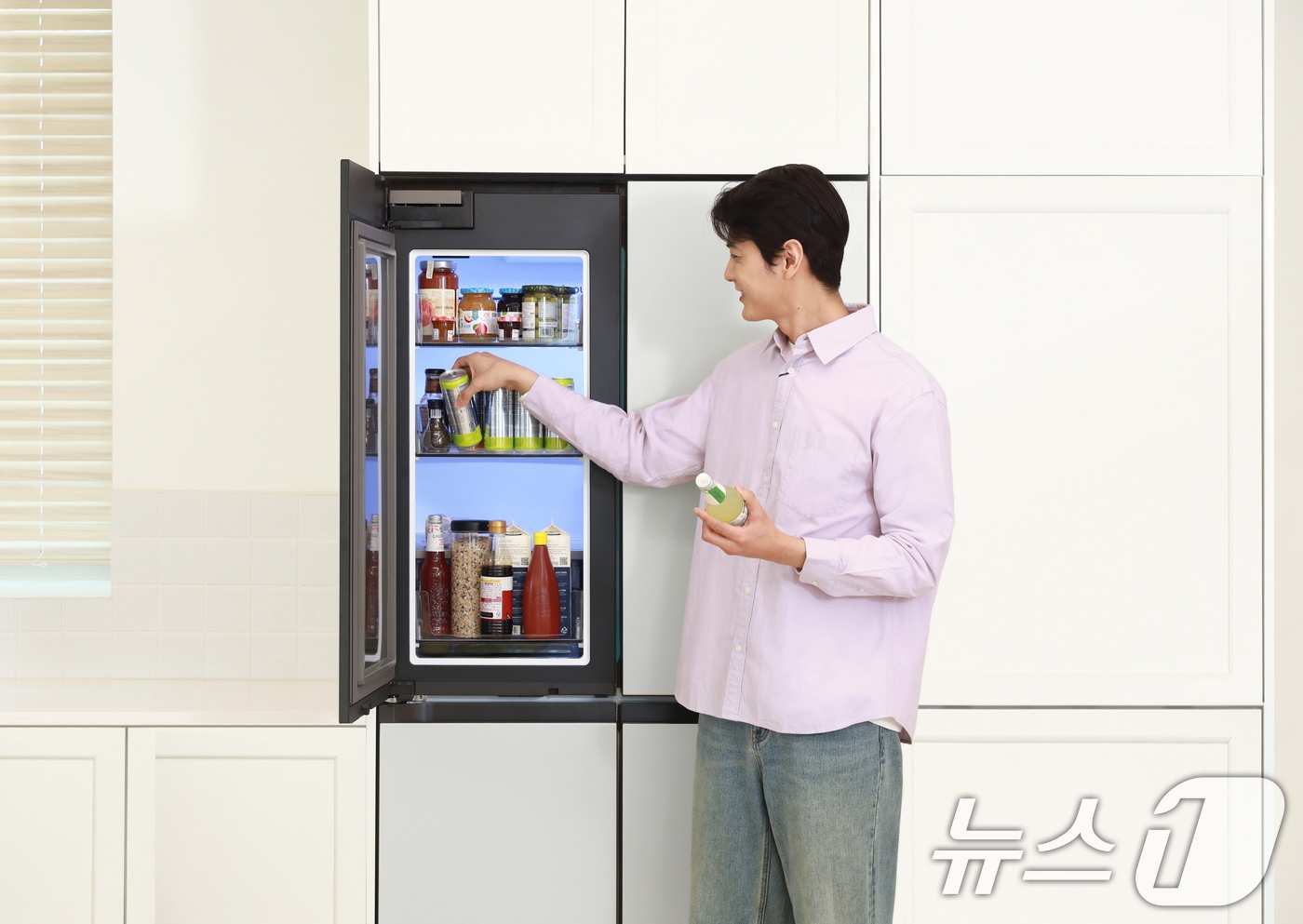 (서울=뉴스1) = 삼성전자가 키친핏 냉장고 모델 최초로 '푸드 쇼케이스' 도어를 적용한 '비스포크 AI 하이브리드 키친핏 맥스' 신제품을 출시한다고 24일 밝혔다.모델이 '비스포 …