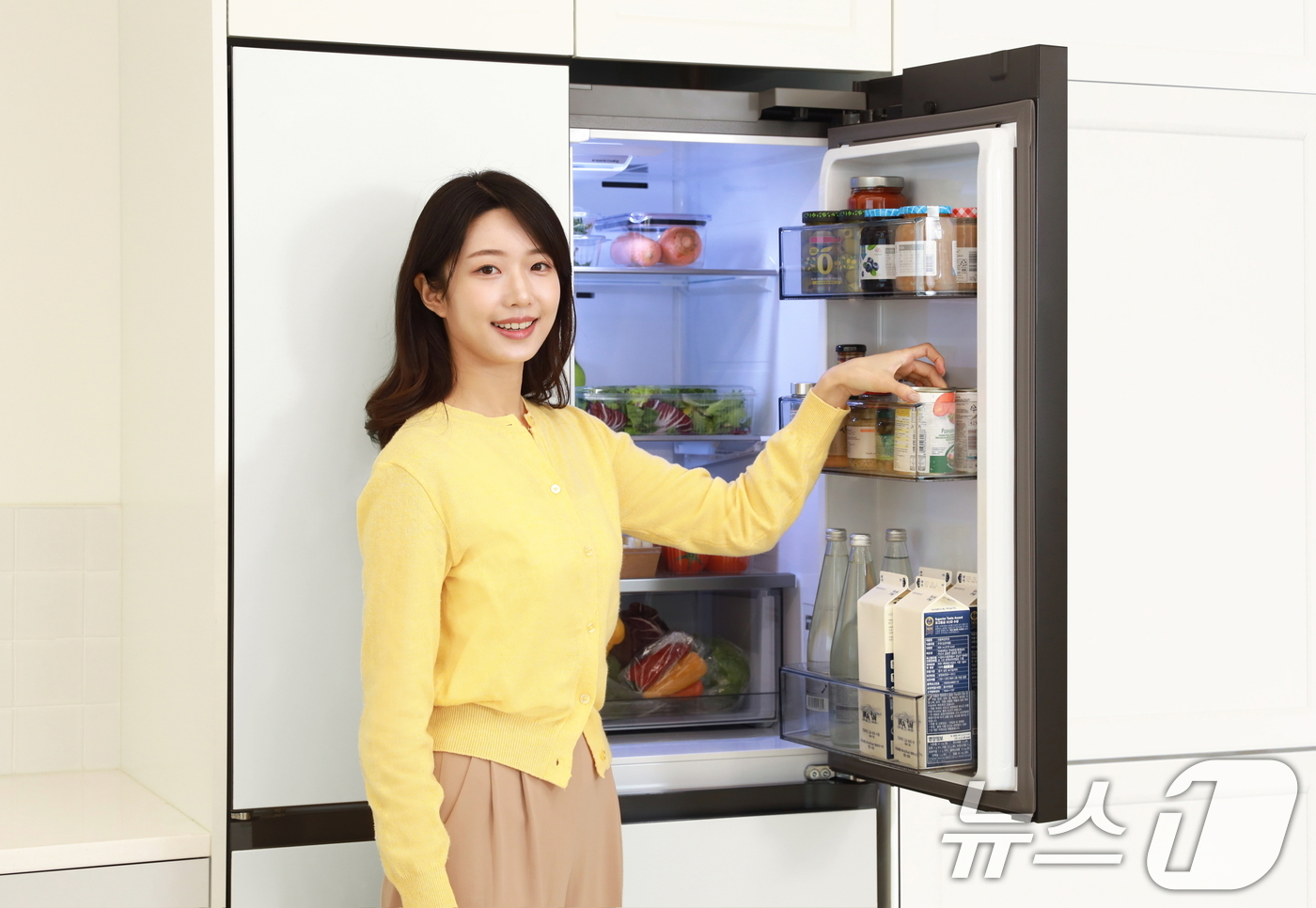 (서울=뉴스1) = 삼성전자가 키친핏 냉장고 모델 최초로 '푸드 쇼케이스' 도어를 적용한 '비스포크 AI 하이브리드 키친핏 맥스' 신제품을 출시한다고 24일 밝혔다.모델이 '비스포 …