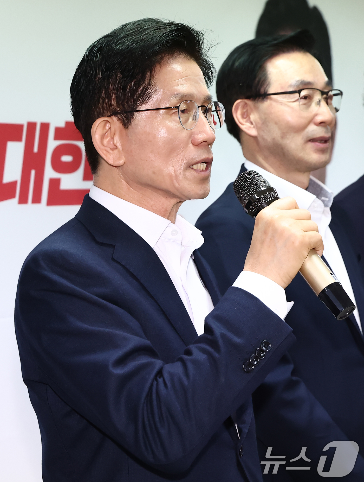 (서울=뉴스1) 김민지 기자 = 김문수 국민의힘 대선 경선 후보가 24일 오전 서울 여의도 국회 선거사무소에서 공직자 부패 방지 공약 발표 기자회견을 하고 있다. 2025.4.24 …