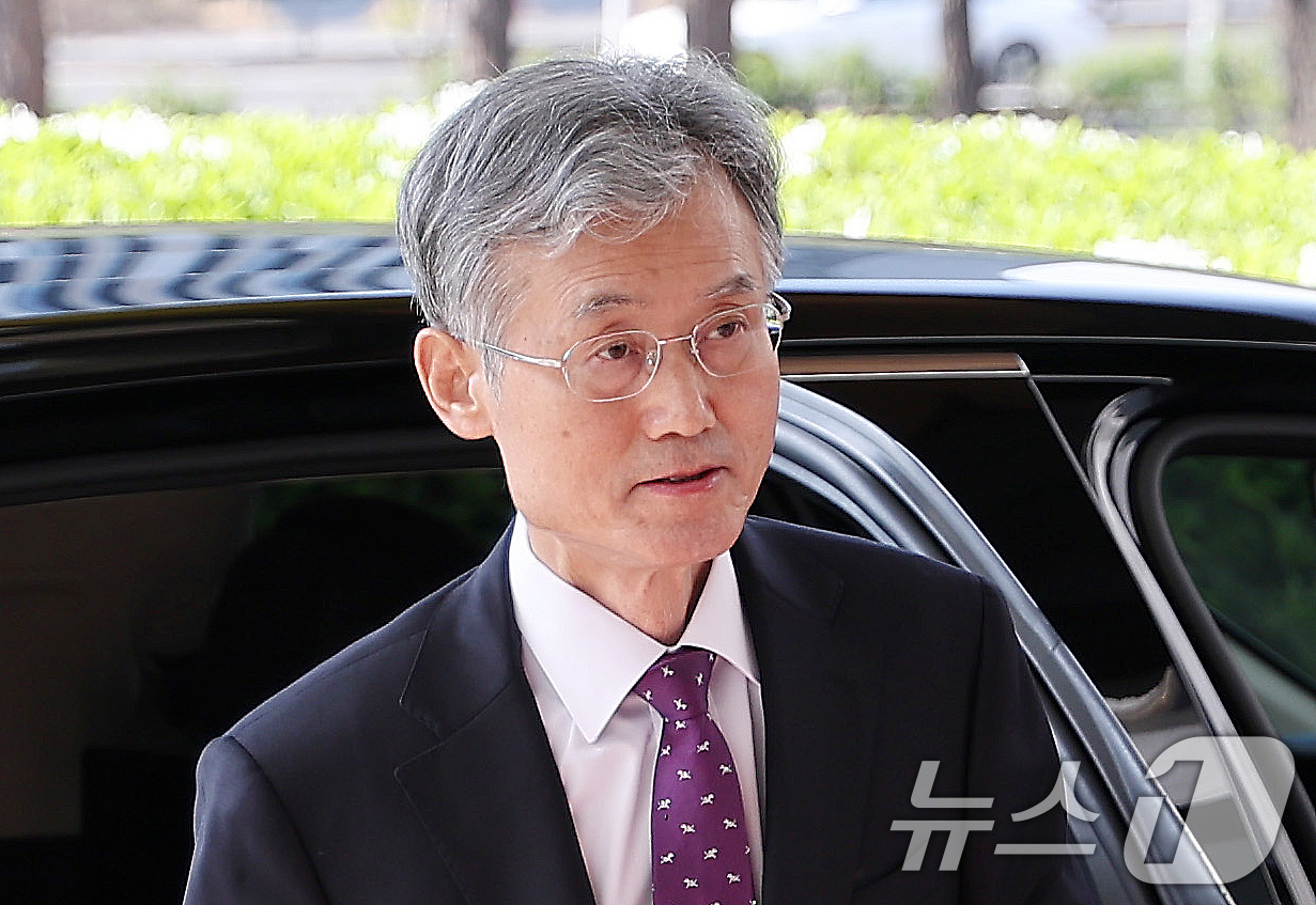 (서울=뉴스1) 김성진 기자 = 조희대 대법원장이 24일 오전 서울 서초구 대법원으로 출근하고 있다. 대법원 전원합의체(전합)는 이날 이재명 더불어민주당 대선 경선 후보의 공직선거 …