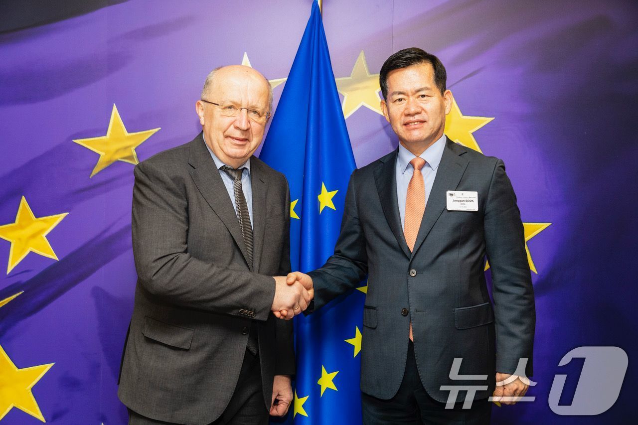 (서울=뉴스1) = 방위사업청은 지난 23일(현지시간) 석종건 방위사업청장이 벨기에 브뤼셀에 위치한 유럽연합과 북대서양조약기구를 방문해 한국-유럽 방산협력관련 고위급 협의를 했다고 …