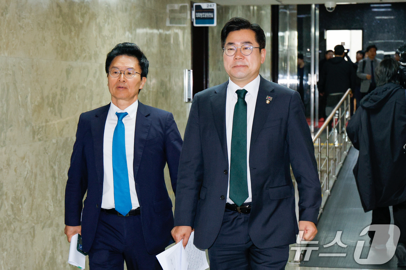 (서울=뉴스1) 안은나 기자 = 박찬대 더불어민주당 대표 직무대행 겸 원내대표(오른쪽)와 정진욱 비서실장이 24일 오전 서울 여의도 국회에서 열린 비공개 의원총회에 입장하고 있다. …