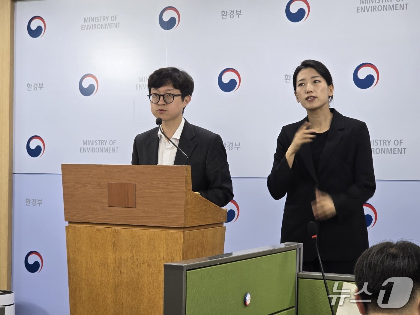 본문 이미지 - 신영수 환경부 토양지하수과장이 22일 정부세종청사에서 열린 사전 브리핑에서 먹는샘물 규제 개선에 대해 설명하고 있다. 2025.4.22/뉴스1 ⓒ 뉴스1 황덕현 기자