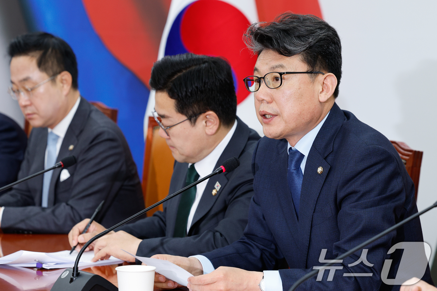 (서울=뉴스1) 안은나 기자 = 진성준 더불어민주당 정책위의장이 24일 오전 서울 여의도 국회에서 열린 정책조정회의에 참석해 발언하고 있다. 2025.4.24/뉴스1